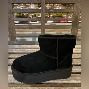 Authentic UGG Classic mini Platform Boots Black Size 9 New